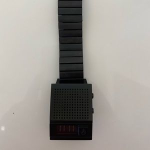 Very cool watch by Nixon that talk to give you the time